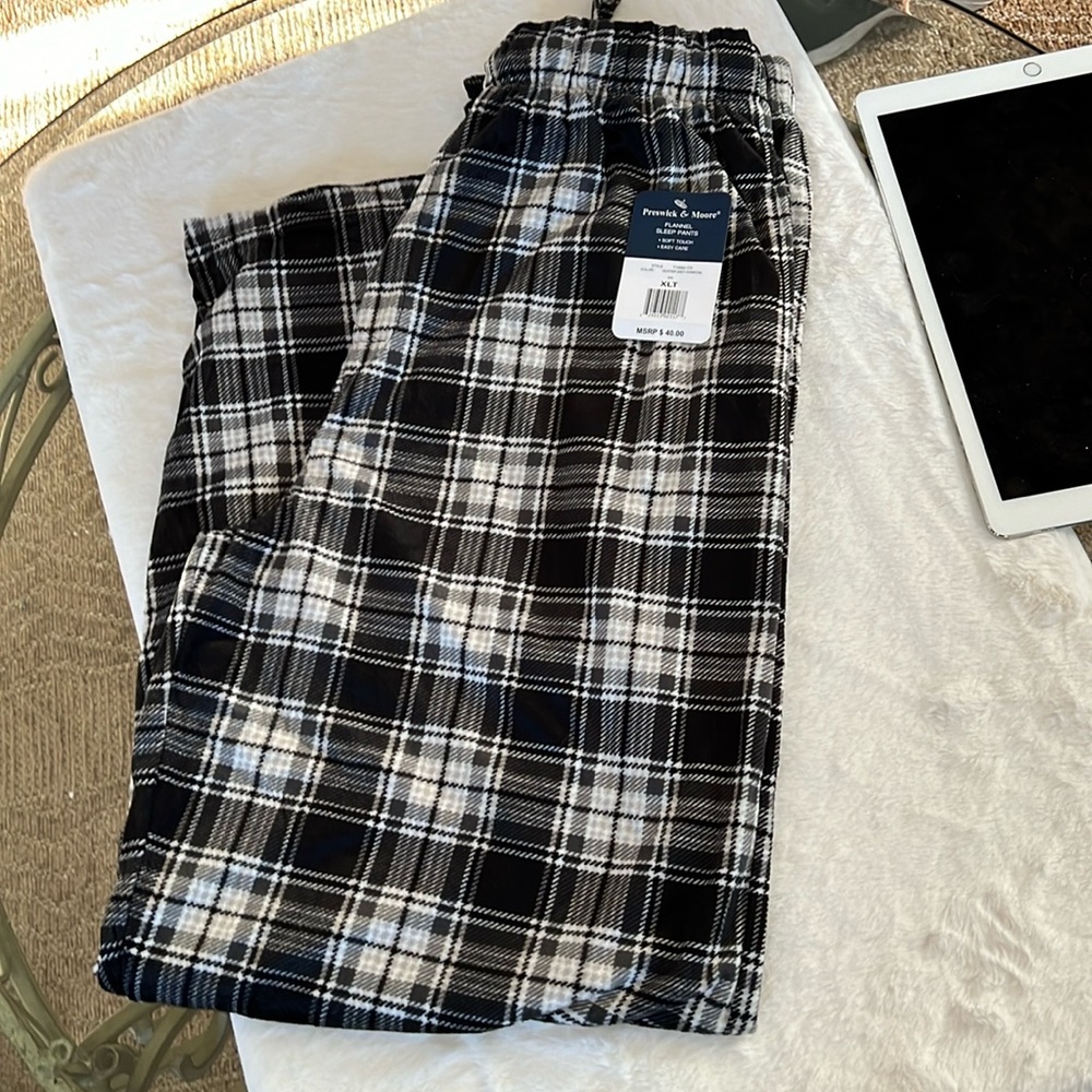 Men’s flannel sleep pants.